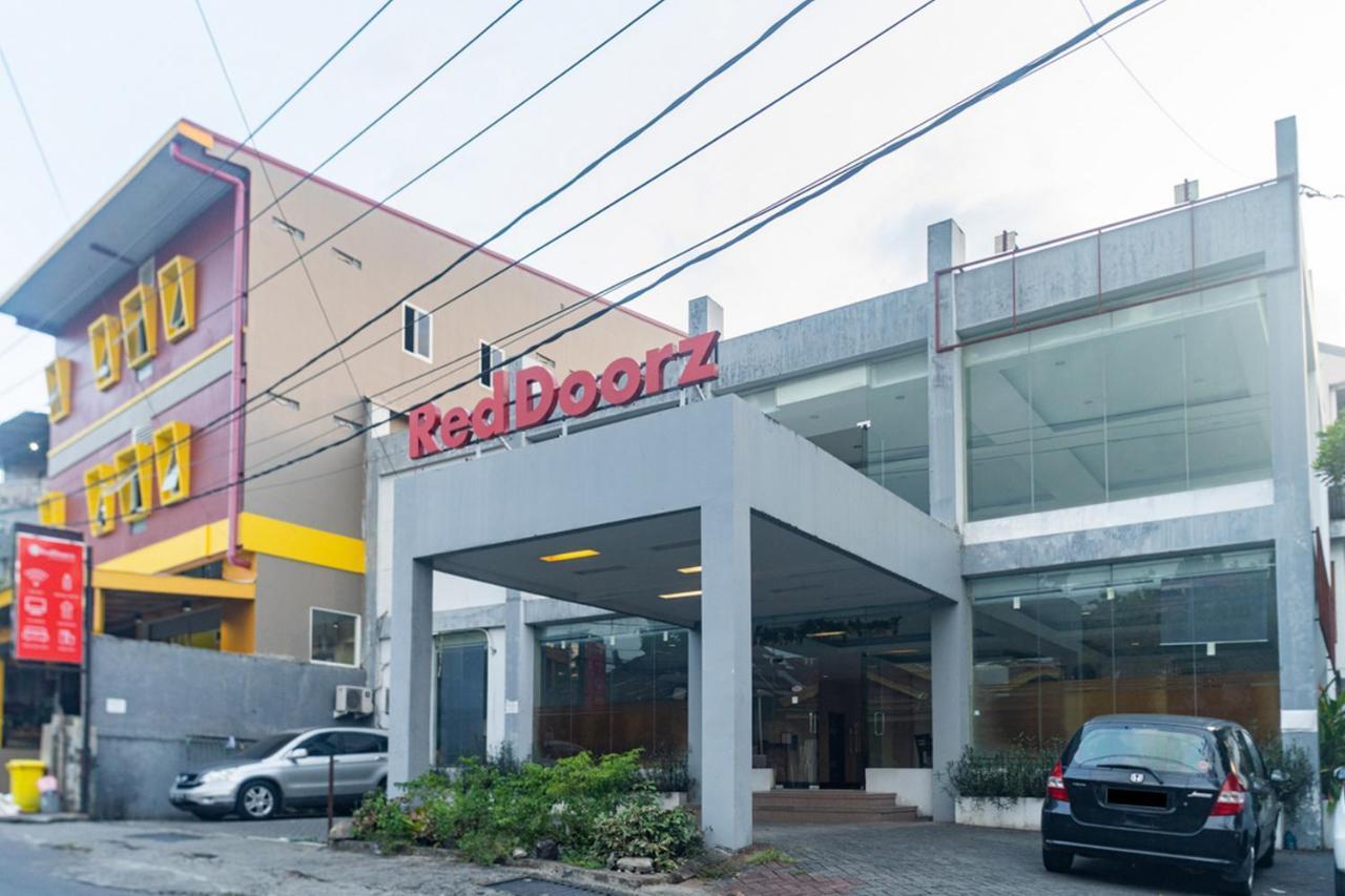 红多兹酒店-近美娜多巴胡购物中心 Malalayang 外观 照片